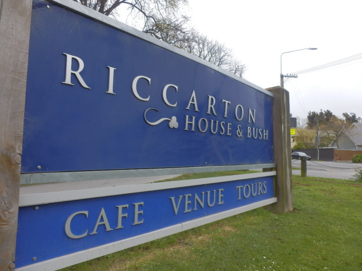 リッカートンブッシュ看板